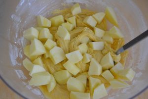 pezzetti di mela per impasto per torta mele e noci