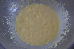 preparazione dell'impasto della ricetta della torta morbida alle fragole