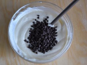 ripieno di ricotta e gocce di cioccolato per la ricetta della crostata ricotta e cioccolato