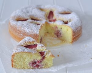 servire la torta morbida alle fragole con zucchero a velo