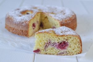 torta ai lamponi sfornata