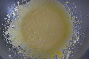 tuorli e zucchero montati della ricetta della torta morbida alle fragole