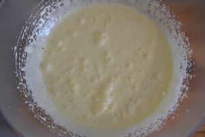 uova e zucchero per torta di mandorle