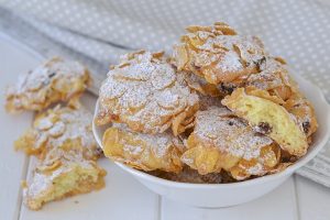 biscotti rose del deserto sfornati con zucchero