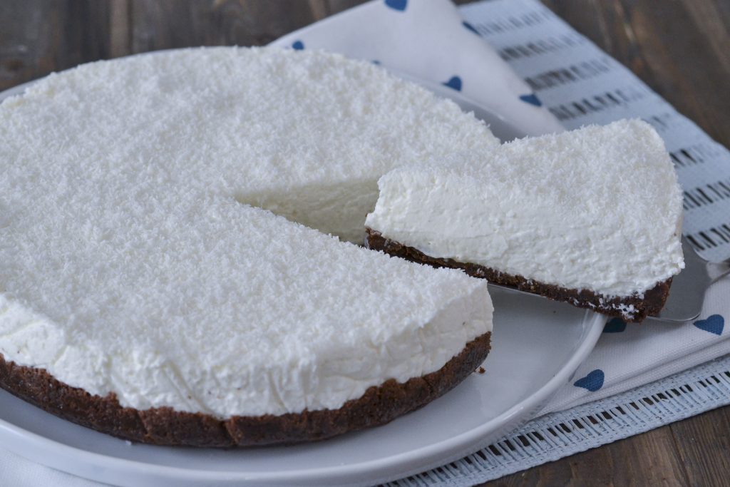 fetta di cheesecake al cocco servita