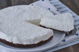fetta di cheesecake al cocco servita