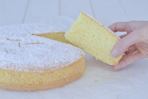 fetta di torta con farina di riso sfornata