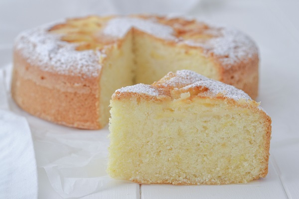 fetta di torta di mele con farina di riso soffice sfornata