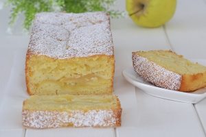 fette di plumcake yogurt e mele sfornato