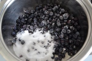 mirtilli con zucchero per plumcake ai mirtilli