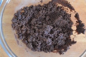 preparazione della base per cheesecake al cocco