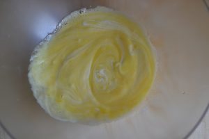 preparazione del plumcake yogurt e mele