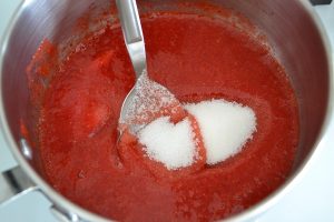 preparazione del semifreddo alle fragole