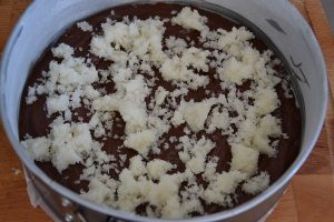 preparazione della torta cioccolato e cocco