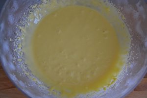 preparazione della torta di mele con farina di riso