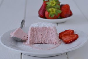semifreddo alle fragole servito