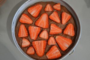torta cioccolato e fragole da infornare
