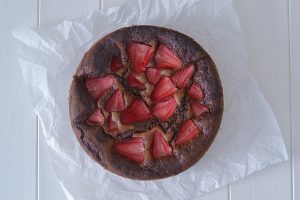 torta cioccolato e fragole sfornata