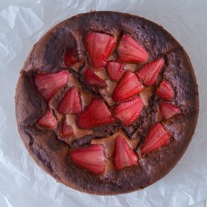 torta cioccolato e fragole sfornata dall'alto