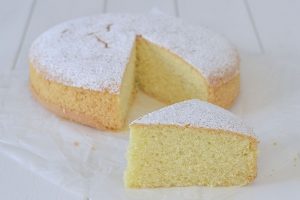 torta con farina di riso soffice sfornata
