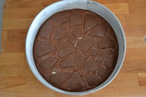 torta con uova di pasqua da infornare