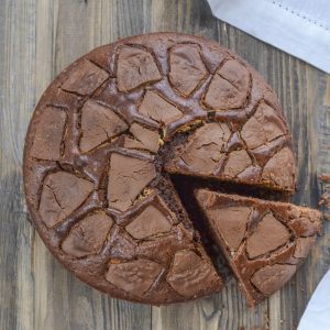 torta con uova di pasqua sfornata