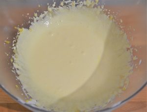 tuorli e zucchero per torta con farina di riso