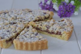 crostata alle mandorle con confettura di ciliegie con zucchero