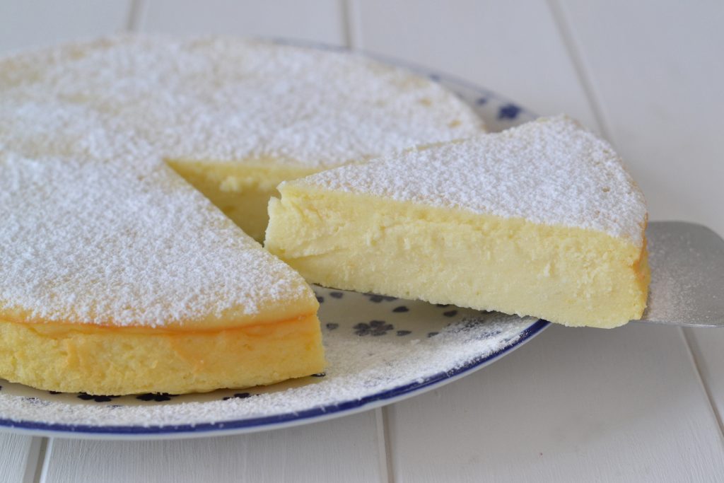 fetta di torta cremosa alla ricotta con zucchero