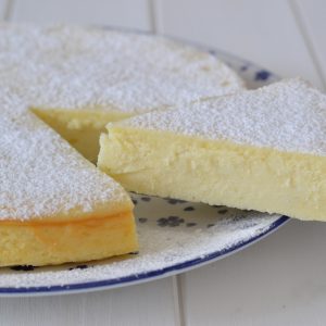 fetta di torta cremosa alla ricotta con zucchero