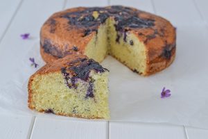 fetta di torta ai mirtilli con mascarpone