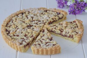 fette di crostata alle mandorle con confettura di ciliegie