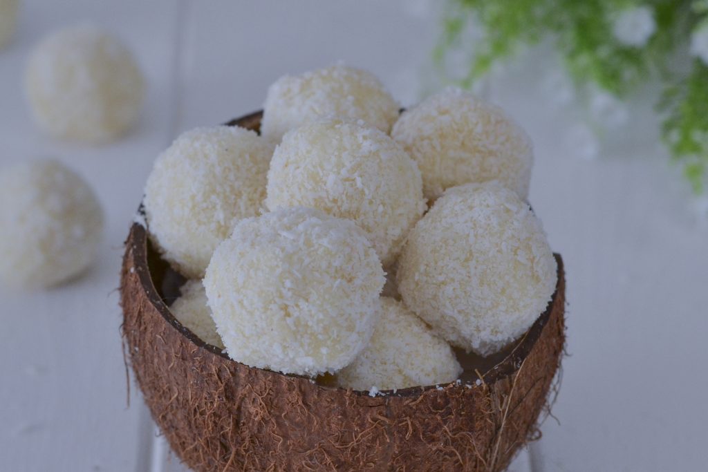palline di cocco e mandorle servite