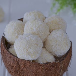 palline di cocco e mandorle servite