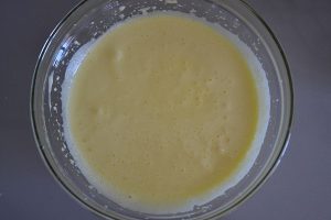 preparazione del ciambellone integrale senza burro