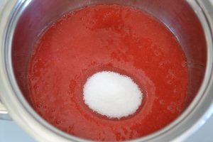 preparazione del plumcake alle fragole