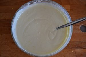 preparazione della torta cremosa alla ricotta