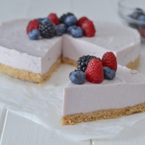 cheesecake ai frutti di bosco servita con frutta