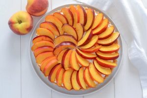 crostata di pesche senza cottura servita
