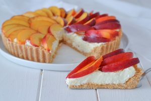 fetta di crostata di pesche senza cottura