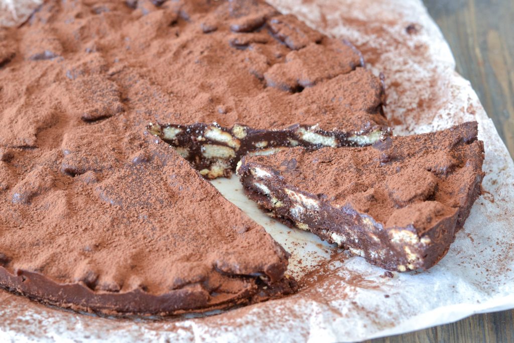 fetta di torta salame di cioccolato con cacao amaro