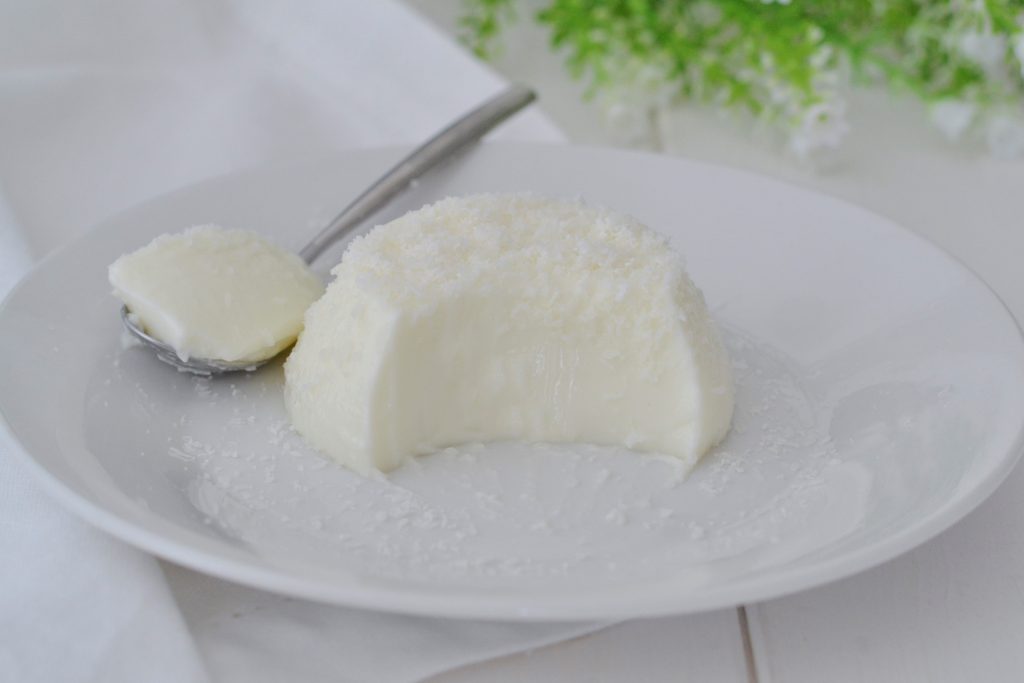panna cotta al cocco servita