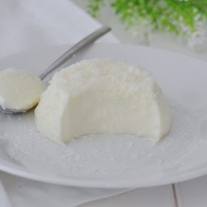 panna cotta al cocco servita