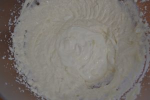 preparazione della crema per la cheesecake all'ananas