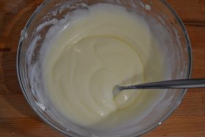 preparazione dello zuccotto con gocce di cioccolato