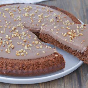 fetta di crostata morbida al cacao con crema alle nocciole