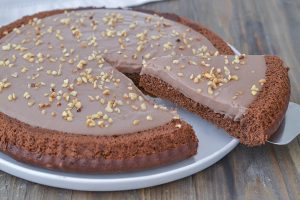 fetta di crostata morbida al cacao con crema alle nocciole servita