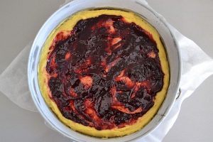 base con confettura della crostata morbida ai frutti di bosco