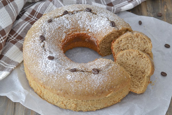 ciambella al caffè morbida servita