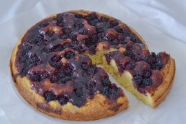 crostata morbida ai frutti di bosco con confettura e more